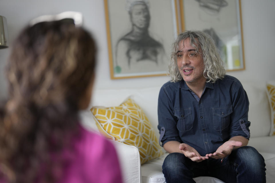 El escritor José Ignacio Valenzuela habla durante una entrevista sobre su más reciente libro "Gente como yo" el jueves 6 de abril de 2023, en la casa donde vive con su pareja y su hija en Palmetto Bay, Florida. (Foto AP/Rebecca Blackwell)