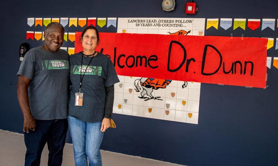 La maestra Mayade Ersoff y Marvin Dunn posan juntos después de la presentación de Dunn sobre El Movimiento por los Derechos Civiles en la Florida a los estudiantes de Historia de Estados Unidos y a los estudiantes de Educación Cívica de séptimo grado en la Escuela Intermedia Palmetto, en Pinecrest, el jueves 1º de febrero de 2024.