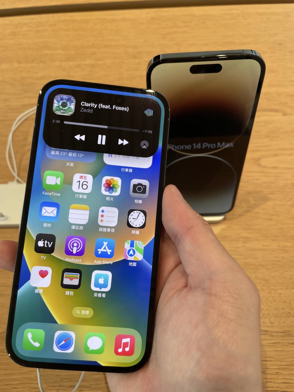 蘋果iPhone14今（16）日正式開賣，果粉最期待的新功能除Pro以上幾款相機畫素提升到48000萬，動態島設計更是果粉最愛把玩功能。圖／記者楊絡懸攝