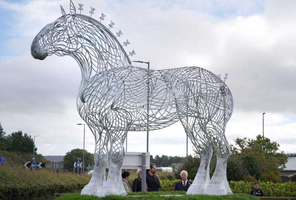 The Prince of Wales viewed a sculpture of a Clydesdale horse by Dan Adams (Andrew Milligan/PA) (PA Wire)