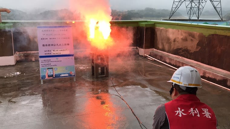 水利署把握鋒面快速通過台灣機會於寶二水庫施作人工增雨。（圖／經濟部提供）