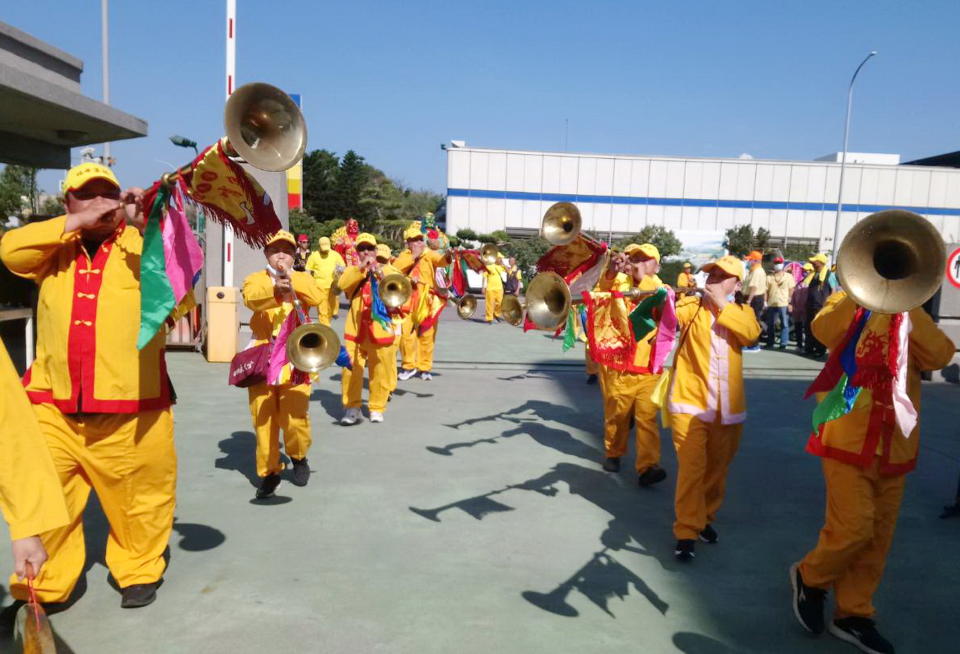 朝元宮湄州媽祖舉行祈安遶境活動，在哨角隊前導下，展開盛大的遶境活動，掀起「三月瘋媽祖」的熱潮。（記者陳金龍攝）