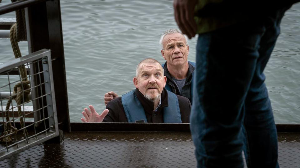 Die Ermittler Freddy Schenk (Dietmar Bär, links) und Max Ballauf (hinten) legen mit einem Boot der Wasserschutzpolizei bei Entführer Daniel Huberty (Stephan Kampwirth) an. Der Ex-Lehrer hat ein Ausflugsschiff auf dem Rhein samt seiner Passagiere in seine Gewalt gebracht. (Bild:  WDR / Bavaria Fiction GmbH / Thomas Kost)