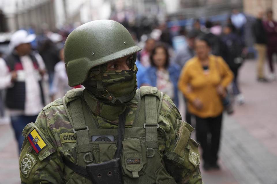 Militares patrullan a las afueras del palacio presidencial durante el estado de excepción en Quito, Ecuador, el martes 9 de enero de 2024. El país ha registrado una secuencia de ataque después de que el gobierno decretara estado de excepción, tras la presunta fuga de la cárcel de un peligroso líder de un grupo crimina. (AP Foto/Dolores Ochoa)