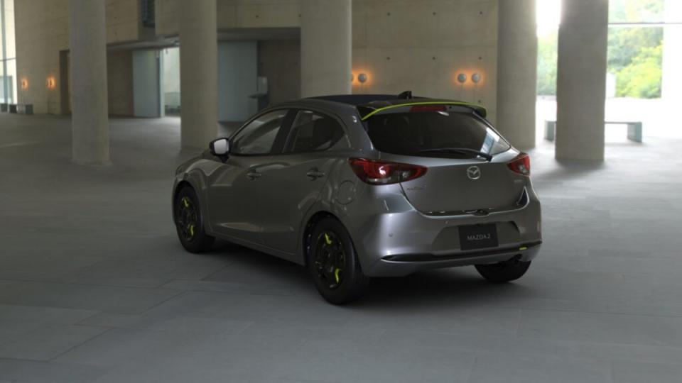 Mazda 2可以選配特殊的「Sci-Fi」Package，在外觀部分有螢光綠飾條妝點。