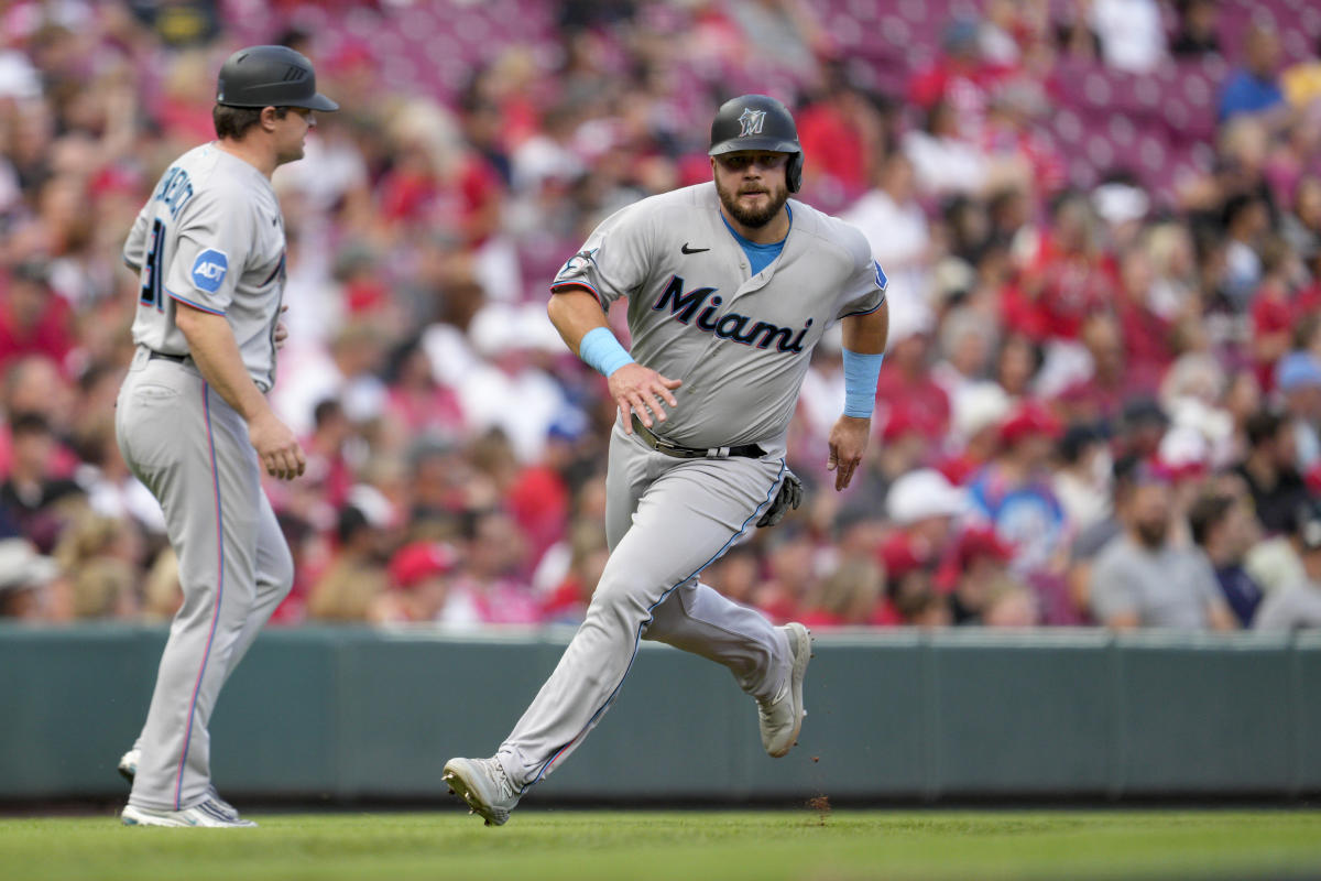 Cincinnati Reds shut out Miami Marlins to begin series