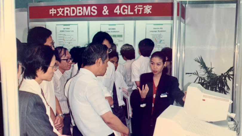 陳冬梅1990年在技術研討會上介紹宏碁電腦。 （圖／陳冬梅提供）