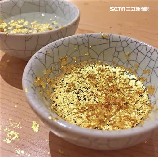 滿杯金箔茶，金箔宴營造雪花紛飛感極盡豪奢！（圖／翻攝畫面）