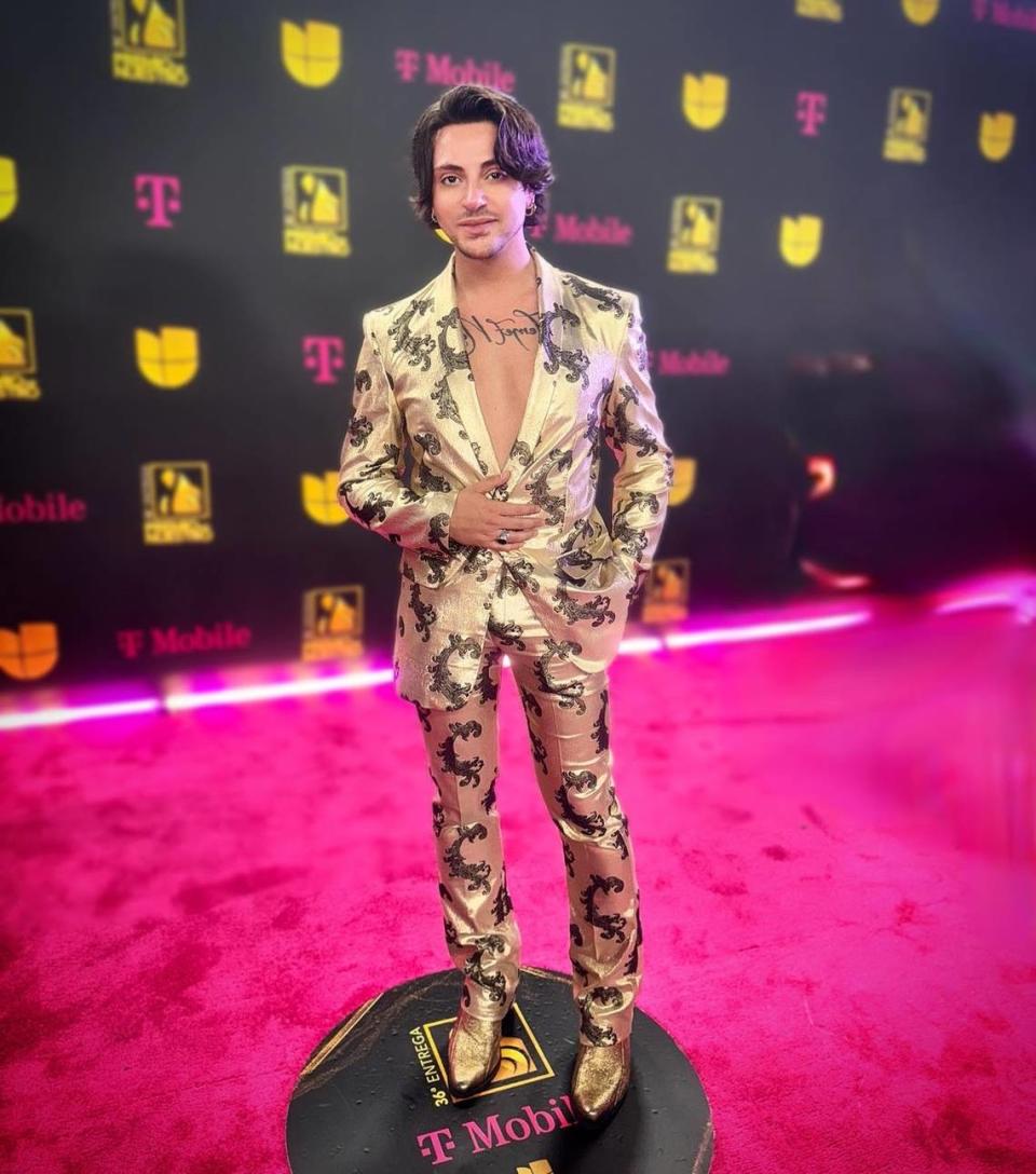 Virginio en la alfombra magenta de Premio Lo Nuestro 2024.