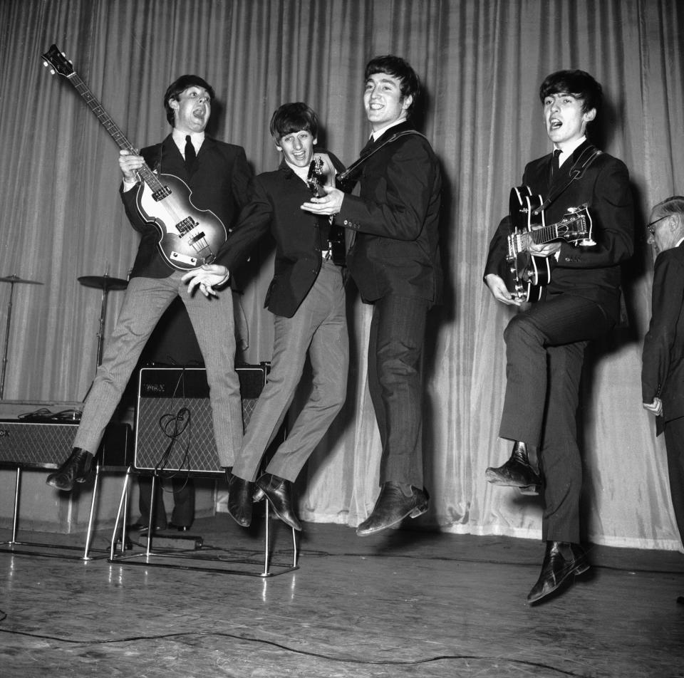 Un ensayo de The Beatles en el Prince of Wales Theatre el 4 de noviembre de 1963. La Reina Madre acudió ese día a la actuación.
