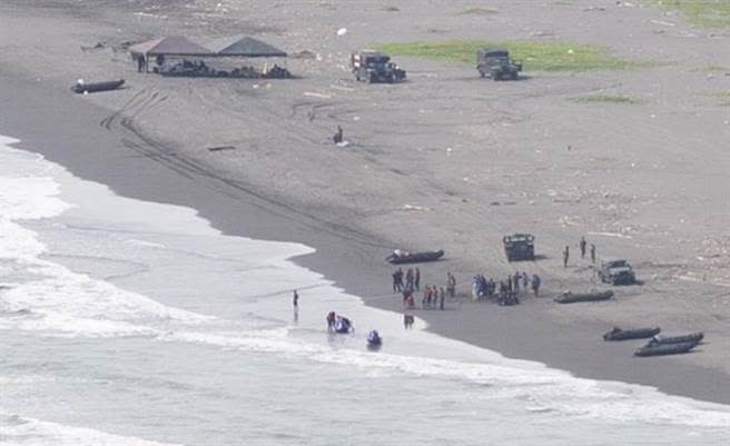 海軍陸戰隊99旅步二營3日上午演習預演發生翻船意外，事後兩棲偵搜大隊持續派員在現場海域進行調查及善後。（袁庭堯攝）