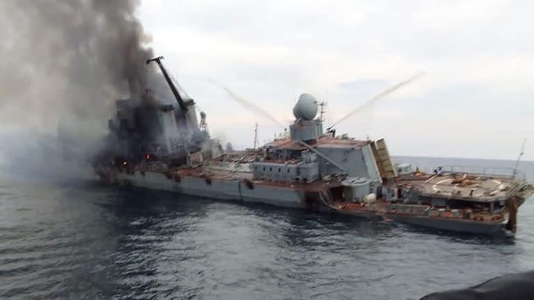 La aparente foto del buque estrella ruso Moskva, poco antes de su hundimiento.