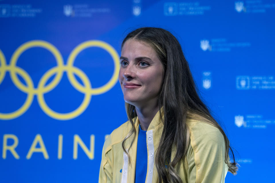 La saltadora de altura ucraniana Yaroslava Mahuchikh posa para una foto en la Casa de Ucrania en los Juegos Olímpicos de París, el lunes 5 de agosto de 2024. (AP Foto/Hanna Arhirova)