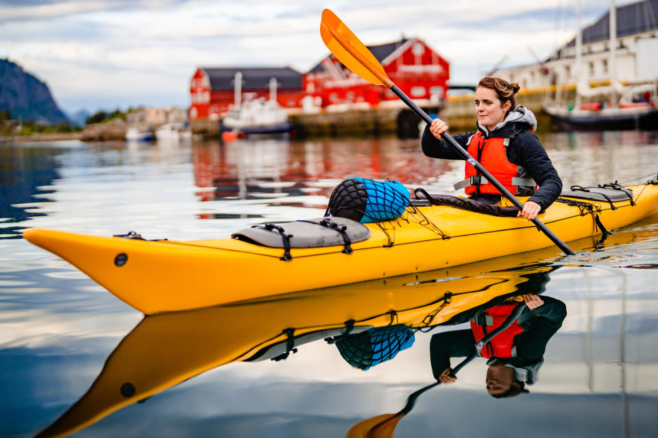 Los noruegos suelen practicar deportes acuáticos como el kayak y la vela para aprovechar los 25.148 km de costa litoral, que incluye los fiordos y decenas de pequeñas islas. (Getty Images)
