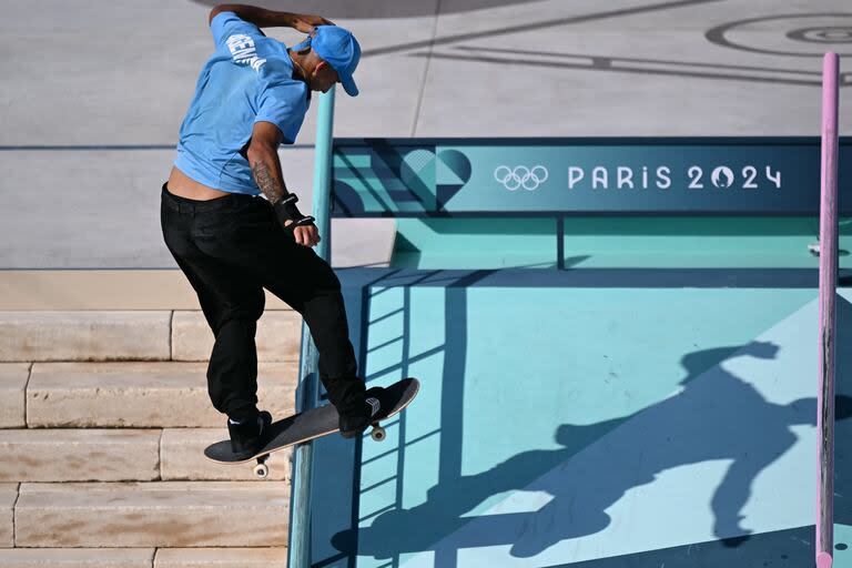 Matías Dell Olio haciendo uno de los trucos durante la competencia de skateboarding en París 2024