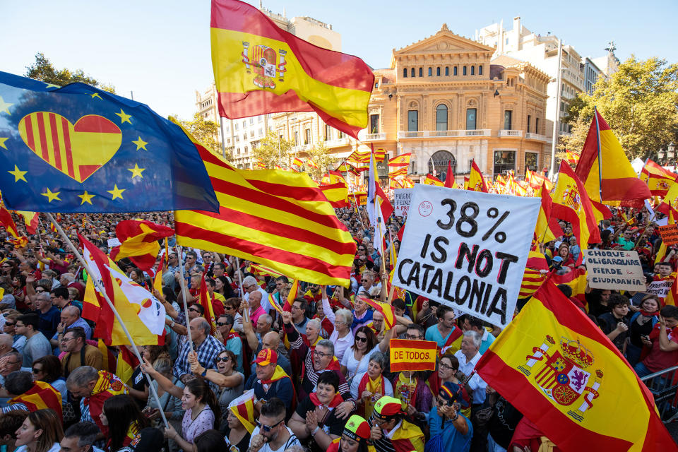 <p>Protesters wave Spanish flags and carry banners during a pro-unity demonstration on Oct. 29, 2017 in Barcelona, Spain. (Photo: Jack Taylor/Getty Images) </p>