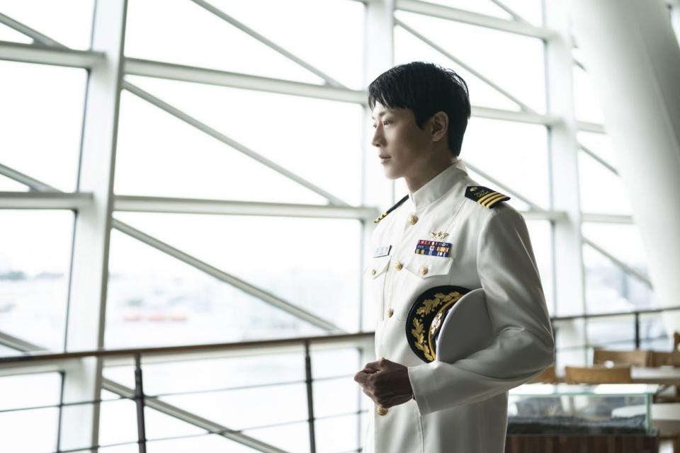出道25年的金來沅，在本作中飾演一名前海軍副艦長，挑戰大量危險動作戲造成話題