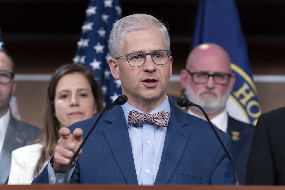 Le représentant Patrick McHenry, RN.C., président du House Financial Services Committee, prend la parole lors d'une conférence de presse à Capitol Hill à Washington, le mardi 30 mai 2023. (AP Photo/Jose Luis Magana)