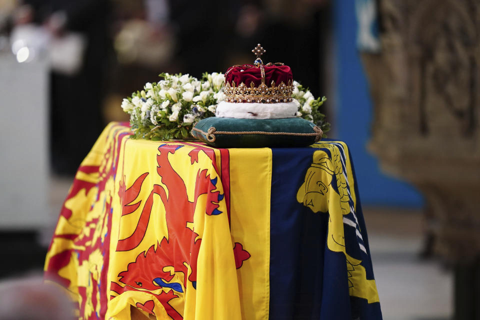 La Corona de Escocia sobre el ataúd de la reina Isabel II durante una misa conmemorativa en la Catedral de San Giles en Edimburgo, el lunes 12 de septiembre de 2022. (Jane Barlow/PA via AP)