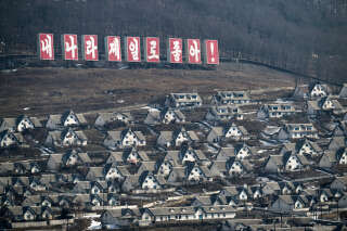 À flanc de colline, au-dessus de la ville de Chunggang, un slogan rappelle aux habitants qui en douteraient encore que “[leur] pays est le meilleur !”. PHOTO PEDRO PARDO/AFP