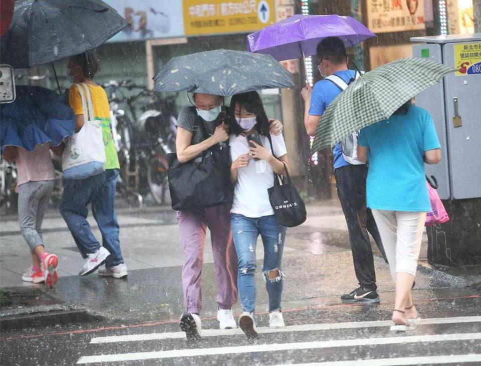 鋒面往南移動，易有短延時強降雨。圖為示意圖。（本報資料照片）