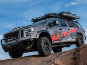 Rasant wird es beim Nissan Titan XD PRO-4X "Project Basecamp". Der basiert auf einem Titan-Doppelkabiner mit Allrad und darf sich über eine extra angefertigte Stoßstange sowie ausgestellte Radläufe freuen. 35-Zoll-Geländreifen sorgen für Halt. (Bild-Copyright: Nissan)