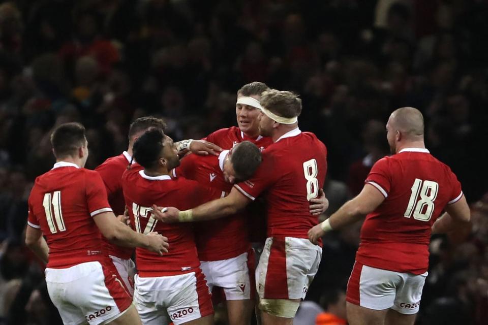 Rhys Priestland celebrates with teammates (AFP)