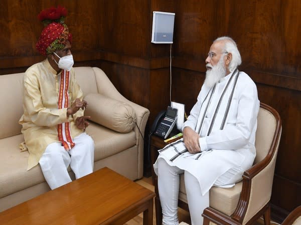 Haryana Governor Bandaru Dattatreya with Prime Minister Narendra Modi (Photo/Twitter)