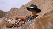 <p>Le film marque un tournant pour le réalisateur Tom Ford comme pour l’acteur John Wayne. Le film apparaît plus sombre que leurs précédents, montrant un héros aux actions parfois discutables. John Wayne se glisse dans la peau d’Ethan, dont la famille a été massacrée et qui part à la recherche de sa nièce enlevée par les Indiens… </p><p>Crédit photo : Pinterest</p>