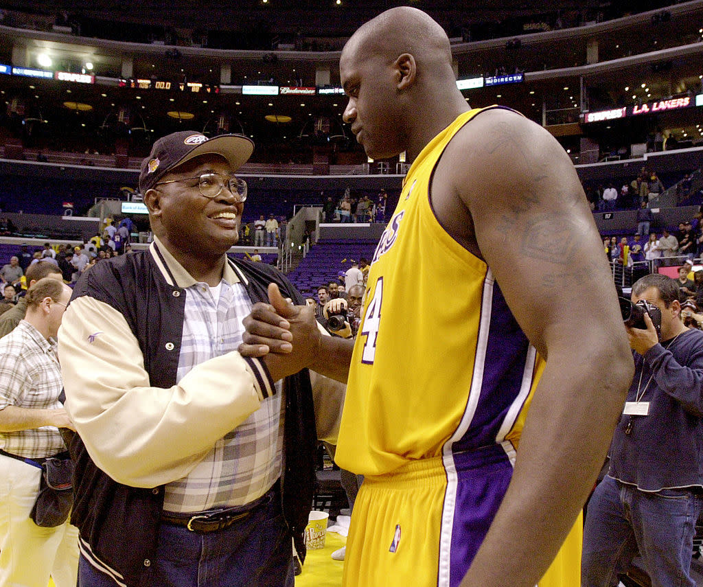 Shaquille O'Neal (R) of the Los Angeles Lakers is
