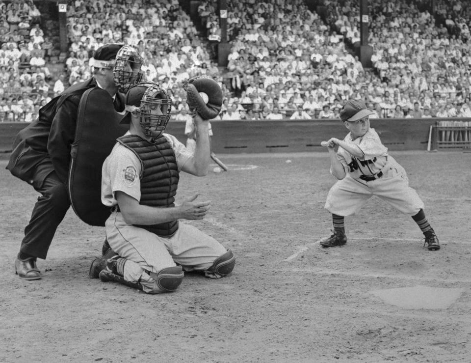 <span class="caption">When Eddie Gaedel stepped up to the plate, he walked on four pitches.</span> <span class="attribution"><a class="link " href="https://www.gettyimages.com/detail/news-photo/creative-baseball-promoter-and-st-louis-browns-owner-bill-news-photo/515246520?adppopup=true" rel="nofollow noopener" target="_blank" data-ylk="slk:Bettmann/Getty Images;elm:context_link;itc:0;sec:content-canvas">Bettmann/Getty Images</a></span>