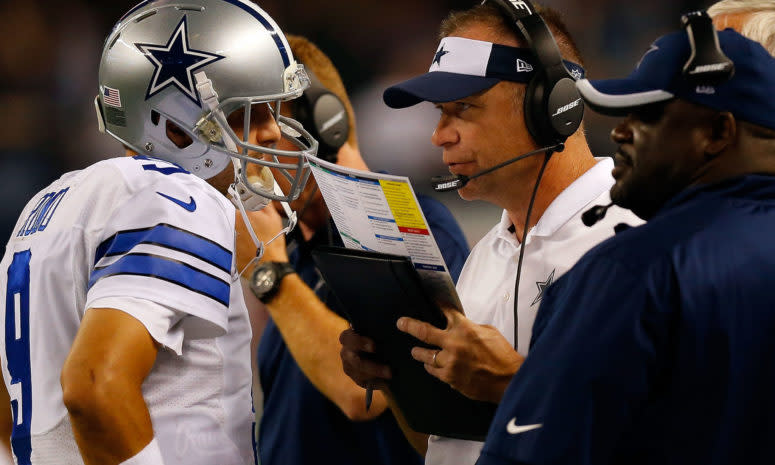 Dallas Cowboys offensive coordinator Scott Linehan speaks with Tony Romo during a game.