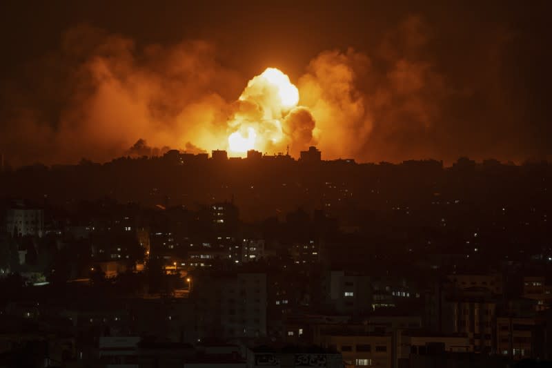 <cite>2023年10月9日，哈瑪斯為報復以色列空襲，再度發射火箭彈轟炸。（AP）</cite>