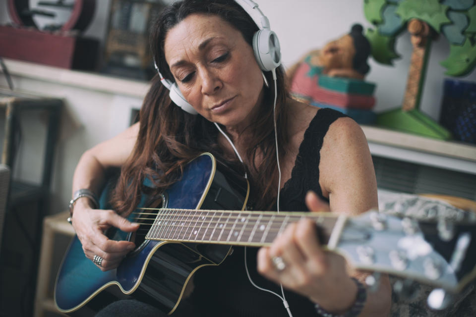 Aprender a tocar un un instrumento musical ayudaría a la salud de tu cerebro. Foto: Getty Images