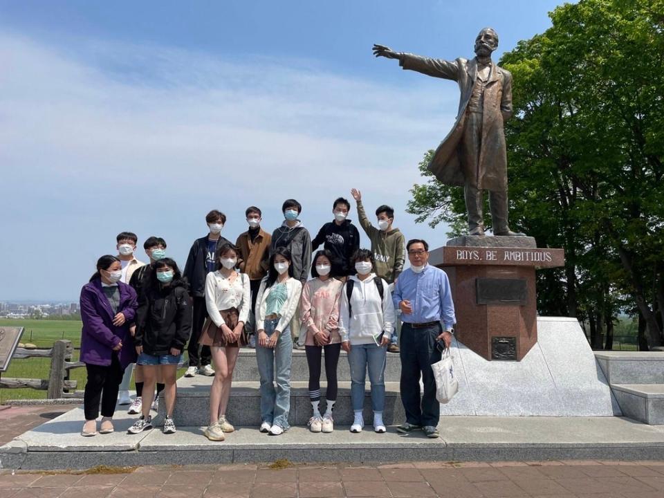 《圖說》觀光系研修雙聯學位學生至日本札幌國際大學就學，並參與戶外教學認識當地文化。