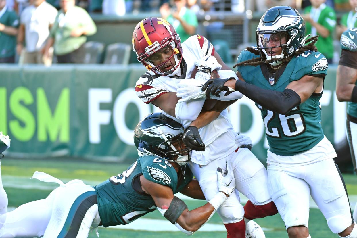 Washington Commanders wide receiver Jahan Dotson (1) catches touchdown pass against Philadelphia Eagles cornerback Josh Jobe (28) and safety Terrell Edmunds (26) during the fourth quarter at Lincoln Financial Field.