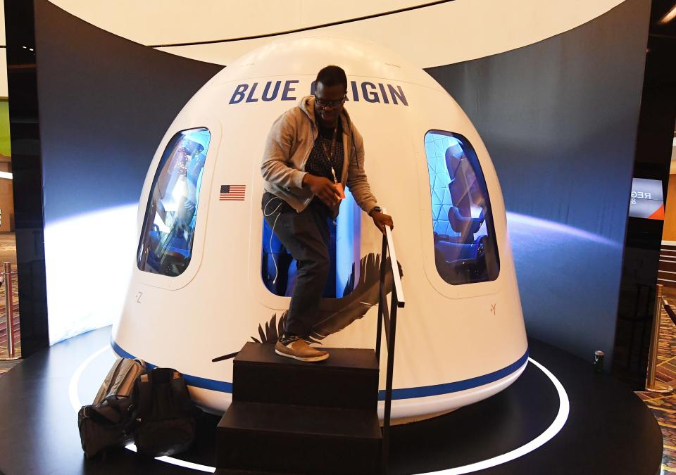 Los participantes abandonan el Blue Origin Space Simulator durante la conferencia Amazon Re: MARS sobre robótica e inteligencia artificial en el Hotel Aria de Las Vegas (AFP via Getty Images)