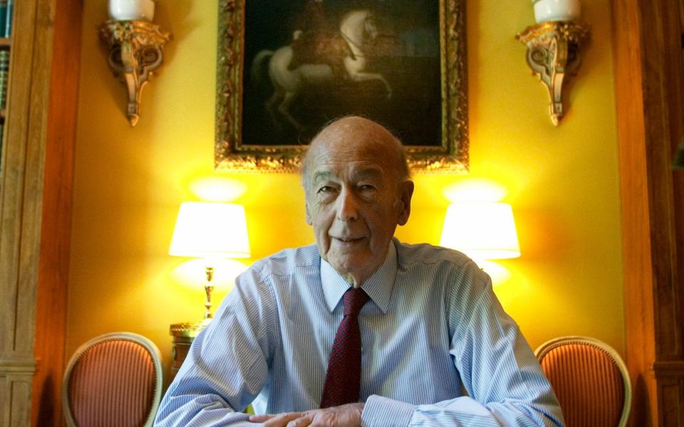 Caption: Valery Giscard d'Estaing, the former French president who led the convention that drafted the new constitution of the European Union. Pictured in the dining room of his home in the 16th arrondissement of Paris Â© Ed Alcock / eyevine For further information please contact eyevine tel: +44 (0) 20 8709 8709 e-mail: info@eyevine.com www.eyevine.com - Eyevine