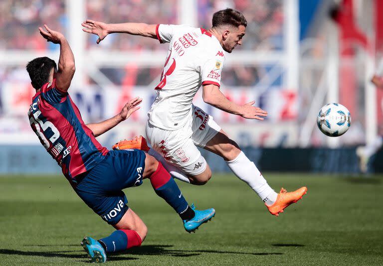 Gonzalo Luján y Lucas Souto, protagonistas de San Lorenzo y Huracán, que esta tarde sostendrán uno de los clásicos de la fecha interzonal por la Copa de la Liga Profesional.