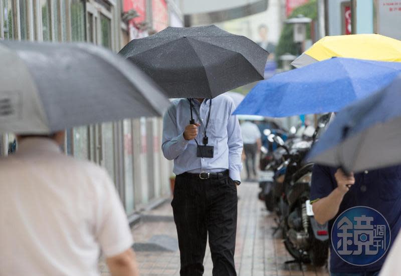 西南風影響加午後對流雲系發展旺盛，中央氣象局針對全台15縣市發布豪、大雨特報。（本刊資料照）