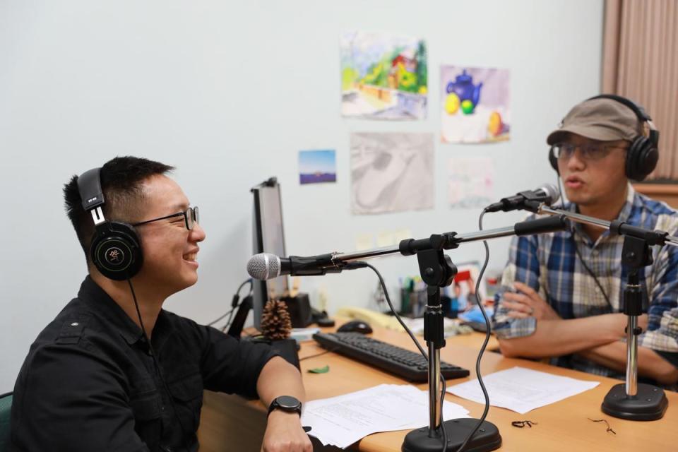 清華音樂人Podcast「當代音樂與社會」系列主持人林浩立（左）與鄭志鵬。清華音樂人Podcast主持人鄭志鵬在清華開設「搖滾樂與社會」課程。（清華大學提供）