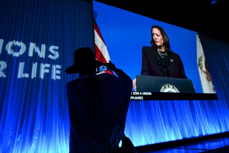 Una asistente a la Convención Nacional de la Federación de Profesores Americana fotografía una pantalla durante un discurso de la vicepresidenta de EEUU, Kamala Harris, el 25 de julio de 2024 en Houston, Texas (Brendan Smialowski)