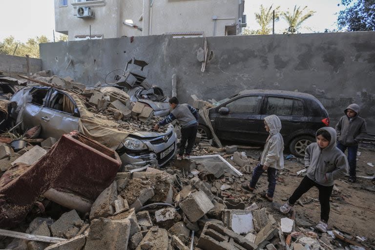 Chicos palestinos en las calles de Rafah, llenas de escombros. (Mohammed Talatene/dpa)