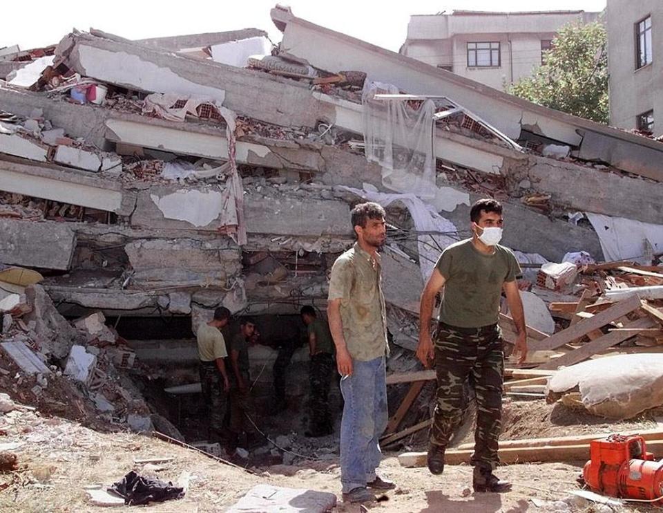 Militares ayudan en las tareas de rescate.