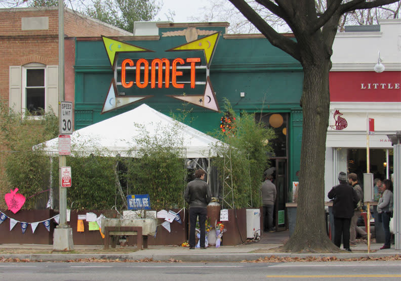 2016年表態支持候選人希拉蕊的披薩餐廳Comet Ping Pong。wikimedia commons by Farragutful