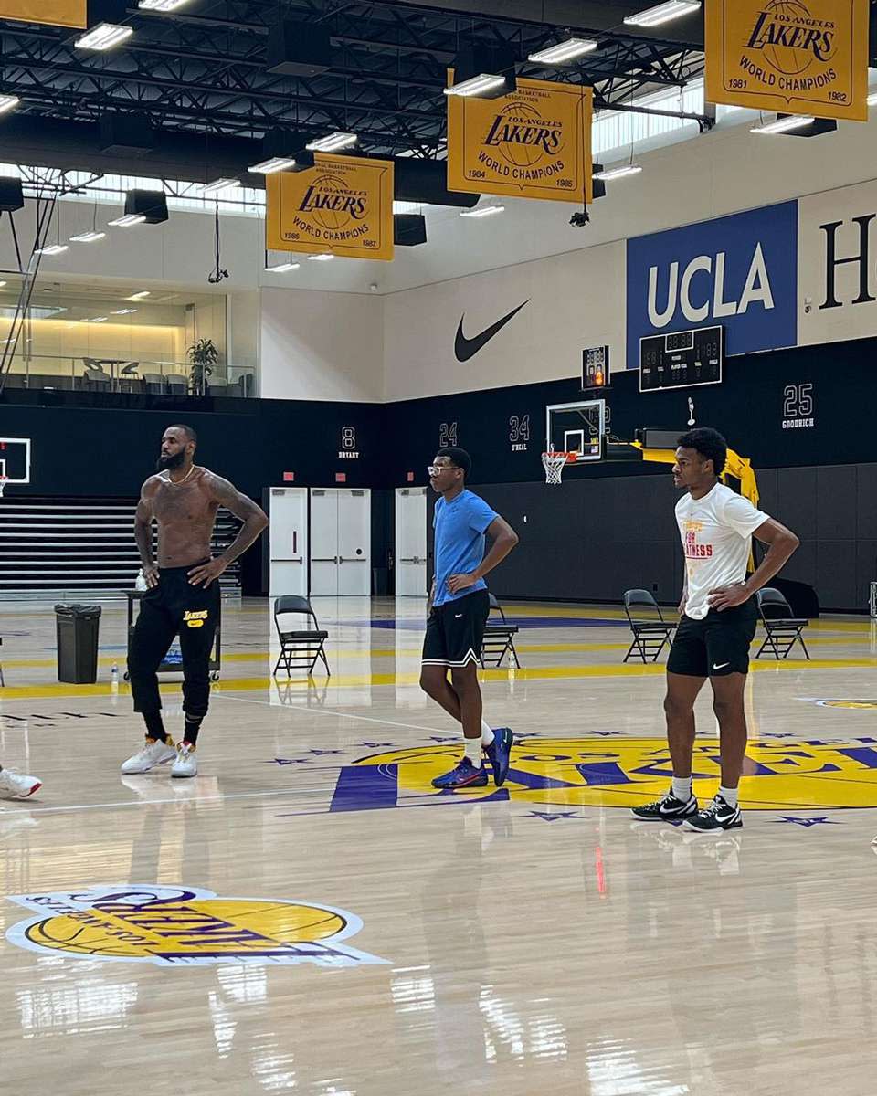 Lebron James and sons Bronny and Bryce at basektball practice