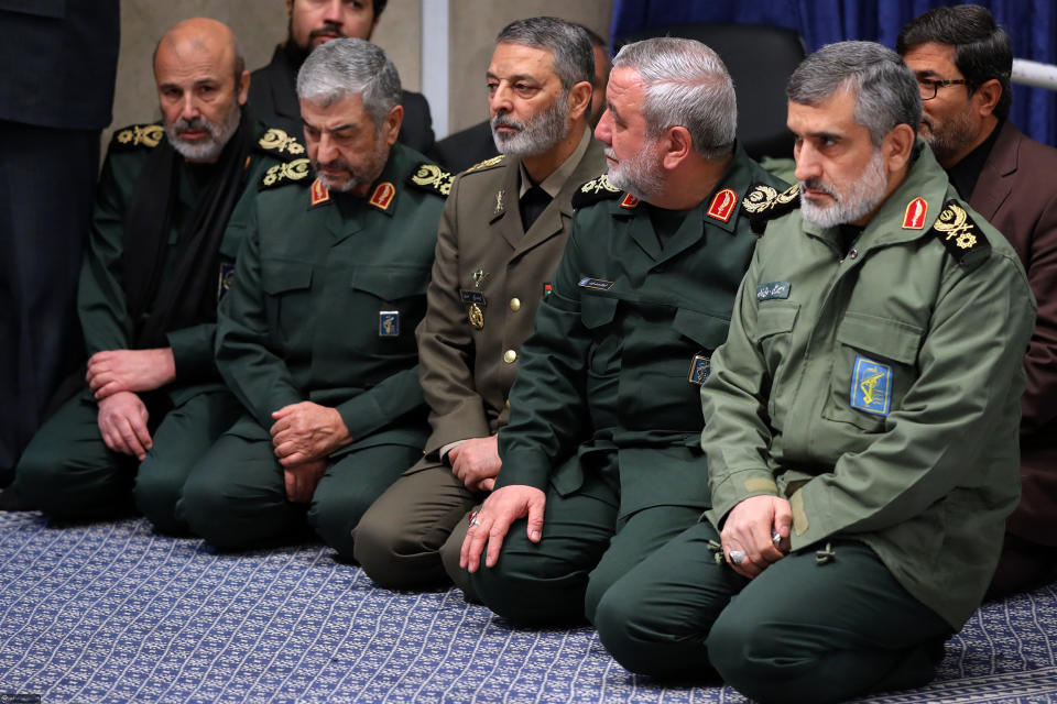 Fotografía del jueves 9 de enero de 2020 publicada por un sitio oficial de la oficina del líder supremo iraní, general Amir Ali Hajizadeh, jefe de la división aeroespacial de la Guardia, derecha, durante una ceremonia fúnebre para el general Qassem Soleimani un día después del derribamiento de un avión en Teherán. (Oficina del líder supremo iraní vía AP)