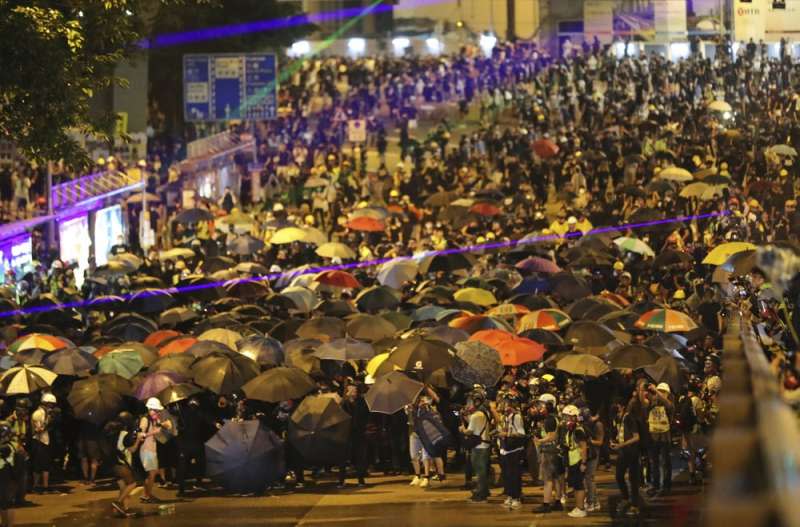 2014年香港爆發雨傘運動，雖然訴求未果卻更激起港人抗爭意識。（美聯社）