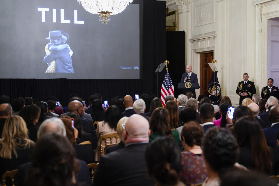 El president Joe Biden habla antes de una función de la película "Till" en la Sala Este de la Casa Blanca en Washington, el 16 de febrero de 2023. La película relata el linchamiento del adolescente de raza negra Emmett Till en 1955 y la búsqueda de justicia por parte de su madre. (Foto AP/Susan Walsh)