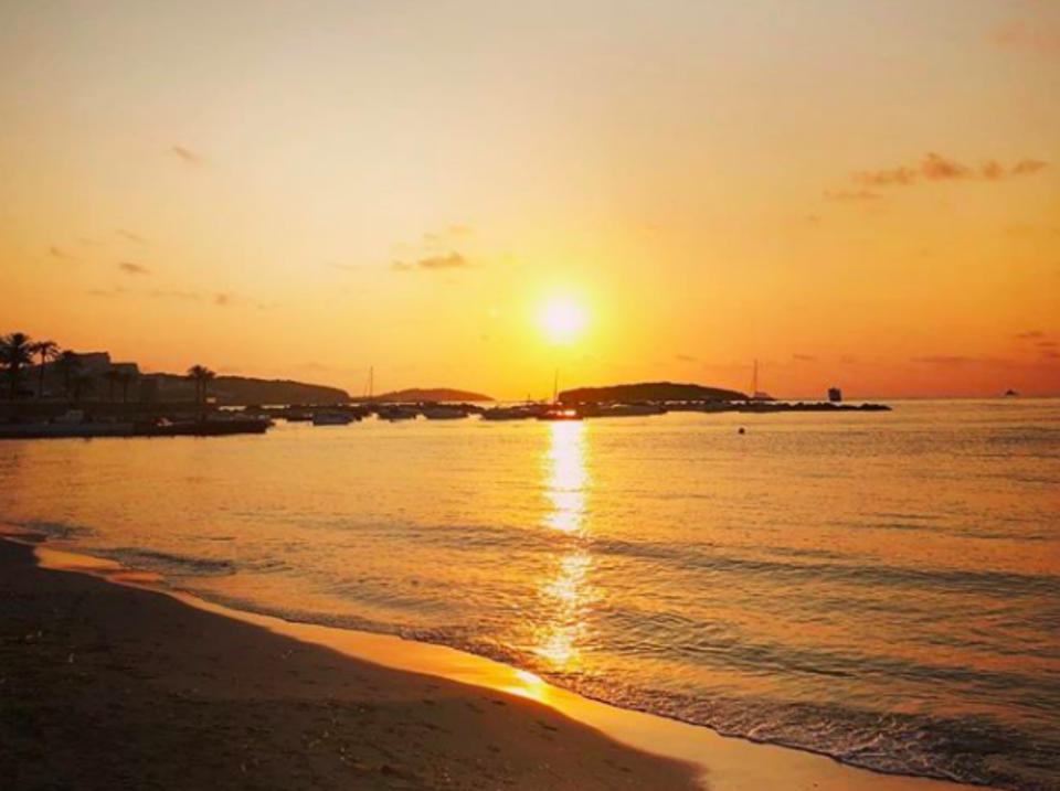 <p>La playa más extensa de Ibiza, como no podía ser de otra manera, se ha colado en los tres primeros puestos del <em>ranking</em> elaborado por Holidu (97.688 <em>hashtags</em>). (Foto: Instagram / <a rel="nofollow noopener" href="https://www.instagram.com/bishoslife/" target="_blank" data-ylk="slk:@bishoslife;elm:context_link;itc:0;sec:content-canvas" class="link ">@bishoslife</a>). </p>